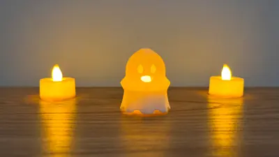 Fantasmita LED sonriente de frente iluminado